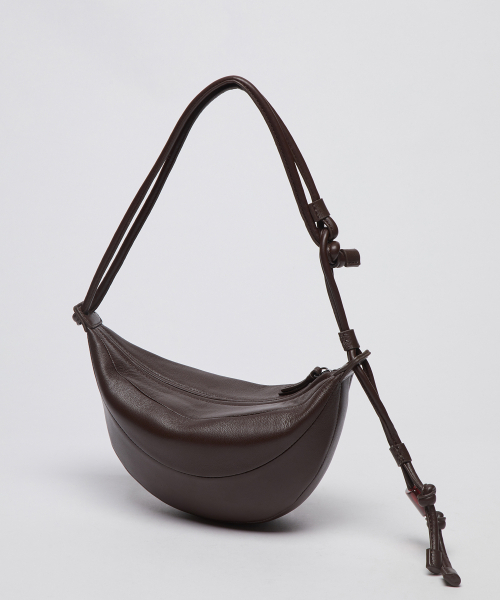Archivepke(アーカイブエプク)の「Small fling bag(Choco spread)_OVBAX26001DKB(メッセンジャーバッグ・レディース・その他・OS)」の2枚目の写真