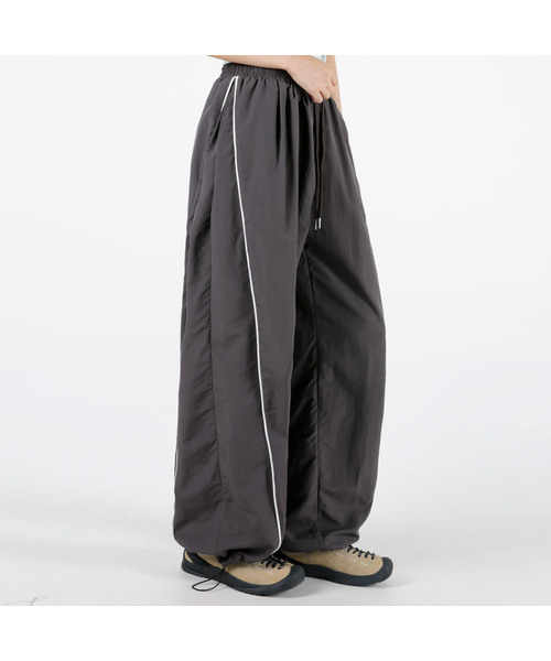 UMM（ウム）の「レディースサイドラインバルーンワイドトラックパンツ3COLOR（スウェットパンツ・レディース・ブラック/ライトベージュ/チャコール・1/2）」の3枚目の写真