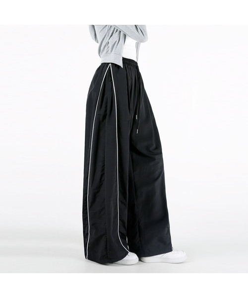 UMM（ウム）の「レディースサイドラインバルーンワイドトラックパンツ3COLOR（スウェットパンツ・レディース・ブラック/ライトベージュ/チャコール・1/2）」の2枚目の写真