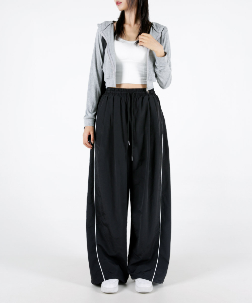 UMM（ウム）の「レディースサイドラインバルーンワイドトラックパンツ3COLOR（スウェットパンツ・レディース・ブラック/ライトベージュ/チャコール・1/2）」の4枚目の写真
