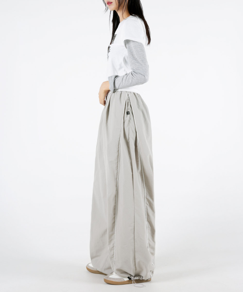 UMM（ウム）の「レディースサイドラインバルーンワイドトラックパンツ3COLOR（スウェットパンツ・レディース・ブラック/ライトベージュ/チャコール・1/2）」の8枚目の写真