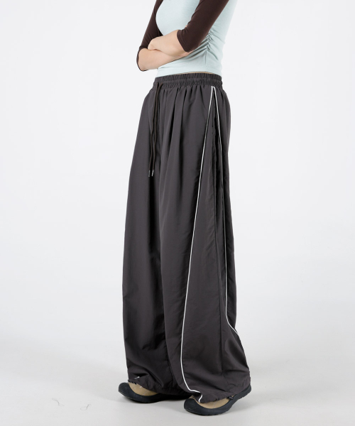 UMM（ウム）の「レディースサイドラインバルーンワイドトラックパンツ3COLOR（スウェットパンツ・レディース・ブラック/ライトベージュ/チャコール・1/2）」の11枚目の写真