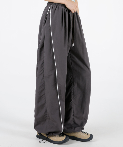 UMM（ウム）の「レディースサイドラインバルーンワイドトラックパンツ3COLOR（スウェットパンツ・レディース・ブラック/ライトベージュ/チャコール・1/2）」の12枚目の写真