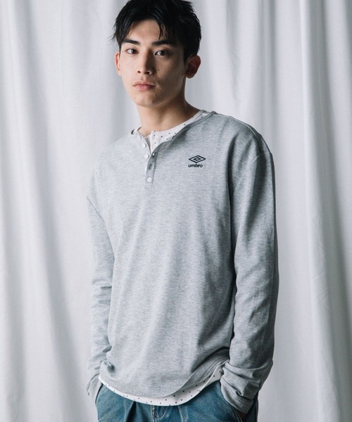 ALAND(エーランド)の「【UNISEX】ALAND×UMBRO/アソートヘンリーネックカットソー(Tシャツ/カットソー・レディース・オフホワイト/ブラック/グレー/ブルー・LARGE/SMALL)」の4枚目の写真