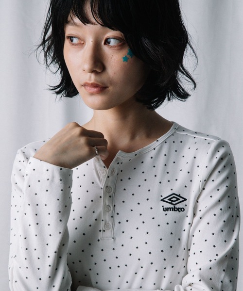 ALAND(エーランド)の「【UNISEX】ALAND×UMBRO/アソートヘンリーネックカットソー(Tシャツ/カットソー・レディース・オフホワイト/ブラック/グレー/ブルー・LARGE/SMALL)」の2枚目の写真