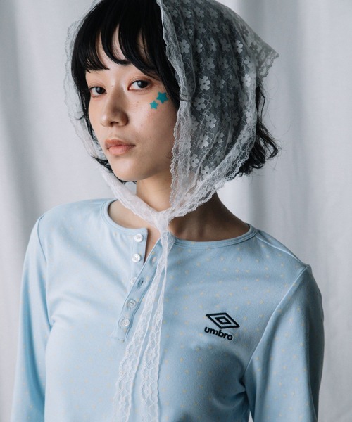 ALAND(エーランド)の「【UNISEX】ALAND×UMBRO/アソートヘンリーネックカットソー(Tシャツ/カットソー・レディース・オフホワイト/ブラック/グレー/ブルー・LARGE/SMALL)」の1枚目の写真