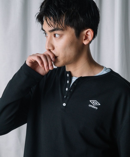 ALAND(エーランド)の「【UNISEX】ALAND×UMBRO/アソートヘンリーネックカットソー(Tシャツ/カットソー・レディース・オフホワイト/ブラック/グレー/ブルー・LARGE/SMALL)」の3枚目の写真
