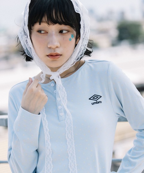ALAND(エーランド)の「【UNISEX】ALAND×UMBRO/アソートヘンリーネックカットソー(Tシャツ/カットソー・レディース・オフホワイト/ブラック/グレー/ブルー・LARGE/SMALL)」の5枚目の写真