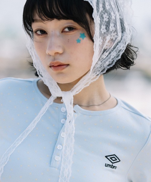 ALAND(エーランド)の「【UNISEX】ALAND×UMBRO/アソートヘンリーネックカットソー(Tシャツ/カットソー・レディース・オフホワイト/ブラック/グレー/ブルー・LARGE/SMALL)」の6枚目の写真