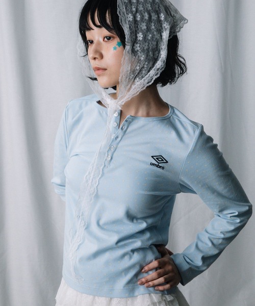 ALAND(エーランド)の「【UNISEX】ALAND×UMBRO/アソートヘンリーネックカットソー(Tシャツ/カットソー・レディース・オフホワイト/ブラック/グレー/ブルー・LARGE/SMALL)」の11枚目の写真