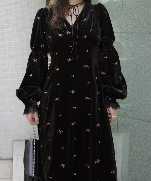WILLFULLY(ウィルフリー)の「floral embroidery velor OP(ワンピース・レディース・ブラック/ブラウン・FREE)」の1枚目の写真