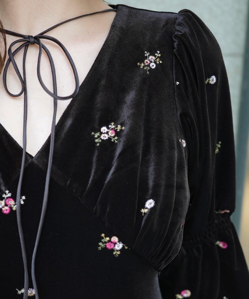 WILLFULLY(ウィルフリー)の「floral embroidery velor OP(ワンピース・レディース・ブラック/ブラウン・FREE)」の3枚目の写真