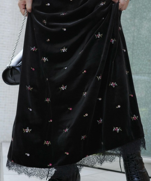 WILLFULLY(ウィルフリー)の「floral embroidery velor OP(ワンピース・レディース・ブラック/ブラウン・FREE)」の4枚目の写真