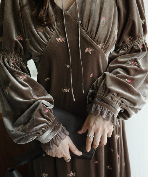 WILLFULLY(ウィルフリー)の「floral embroidery velor OP(ワンピース・レディース・ブラック/ブラウン・FREE)」の17枚目の写真