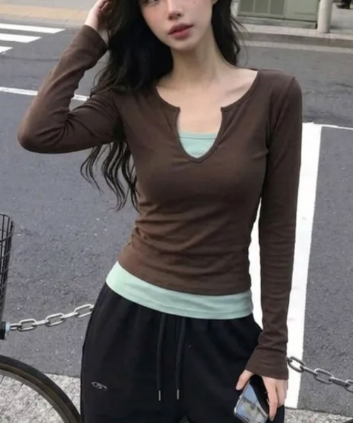 VIVID LADY(ビビッドレディー)の「バイカラー フェイクレイヤード 長袖トップス(Tシャツ/カットソー・レディース・ブラック/チャコールグレー/ネイビー/ブラウン・FREE)」の5枚目の写真