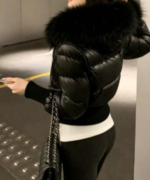 LUCPY(ラクピー)の「ファーフード シャイニー中綿ジャケット(その他アウター・レディース・ブラック/ホワイト・SMALL/MEDIUM/LARGE/X-LARGE)」の3枚目の写真