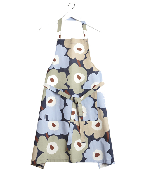 marimekko（マリメッコ）の「PIENI UNIKKO / Apron（エプロン・レディース・ダークブルー/ブルー系その他/オレンジ系その他/レッド系その他/ライラック/イエロー/ブルー/グリーン/イエロー×グレー/レッド/サックスブルー/カーキ/ブラウン/パープル/ブラック/ホワイト/ライトブルー/ワインレッド/ピンク/モスグリーン/ダークグリーン/ネイビー/ボルドー/オレンジ/スカイブルー/ホワイト系その他・FREE）」の15枚目の写真