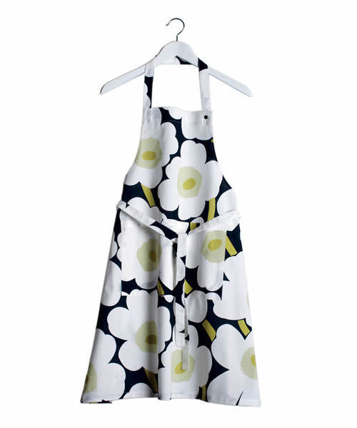 marimekko（マリメッコ）の「PIENI UNIKKO / Apron（エプロン・レディース・ダークブルー/ブルー系その他/オレンジ系その他/レッド系その他/ライラック/イエロー/ブルー/グリーン/イエロー×グレー/レッド/サックスブルー/カーキ/ブラウン/パープル/ブラック/ホワイト/ライトブルー/ワインレッド/ピンク/モスグリーン/ダークグリーン/ネイビー/ボルドー/オレンジ/スカイブルー/ホワイト系その他・FREE）」の2枚目の写真