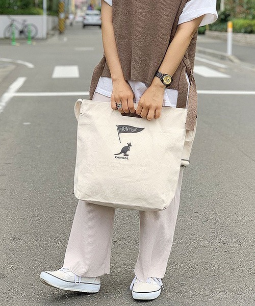 KANGOL（カンゴール）の「【KANGOL/カンゴール】 キャンバス プリント サコッシュ（ショルダーバッグ・メンズ・ホワイト/ホワイト系その他/ホワイト系その他2/ホワイト系その他3/ホワイト系その他5/ホワイト系その他4/ブラック/ホワイト×ブラック/ブラック系その他/ホワイト×ピンク/ホワイト系その他6/ホワイト系その他7/ブラック系その他2/ブラック系その他3/ブラック系その他4/ブラック系その他5/その他/その他2/その他3/ホワイト×ライム/ホワイト×ホワイト/その他4/その他5/ホワイト×レッド/ベージュ/ブラック系その他6/ネイビー/オフホワイト/ホワイト×ネイビー/その他7/その他6/ブラック系その他7/ブラック×ホワイト・FREE）」の5枚目の写真