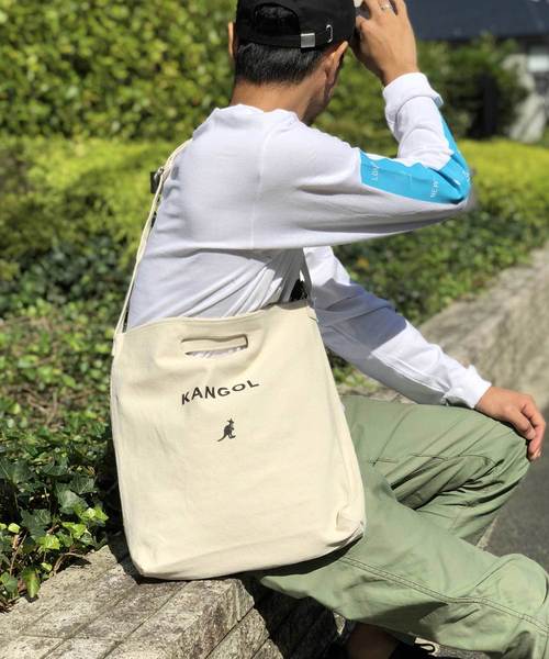 KANGOL（カンゴール）の「【KANGOL/カンゴール】 キャンバス プリント サコッシュ（ショルダーバッグ・メンズ・ホワイト/ホワイト系その他/ホワイト系その他2/ホワイト系その他3/ホワイト系その他5/ホワイト系その他4/ブラック/ホワイト×ブラック/ブラック系その他/ホワイト×ピンク/ホワイト系その他6/ホワイト系その他7/ブラック系その他2/ブラック系その他3/ブラック系その他4/ブラック系その他5/その他/その他2/その他3/ホワイト×ライム/ホワイト×ホワイト/その他4/その他5/ホワイト×レッド/ベージュ/ブラック系その他6/ネイビー/オフホワイト/ホワイト×ネイビー/その他7/その他6/ブラック系その他7/ブラック×ホワイト・FREE）」の12枚目の写真