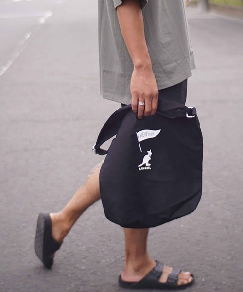 KANGOL（カンゴール）の「【KANGOL/カンゴール】 キャンバス プリント サコッシュ（ショルダーバッグ・メンズ・ホワイト/ホワイト系その他/ホワイト系その他2/ホワイト系その他3/ホワイト系その他5/ホワイト系その他4/ブラック/ホワイト×ブラック/ブラック系その他/ホワイト×ピンク/ホワイト系その他6/ホワイト系その他7/ブラック系その他2/ブラック系その他3/ブラック系その他4/ブラック系その他5/その他/その他2/その他3/ホワイト×ライム/ホワイト×ホワイト/その他4/その他5/ホワイト×レッド/ベージュ/ブラック系その他6/ネイビー/オフホワイト/ホワイト×ネイビー/その他7/その他6/ブラック系その他7/ブラック×ホワイト・FREE）」の16枚目の写真