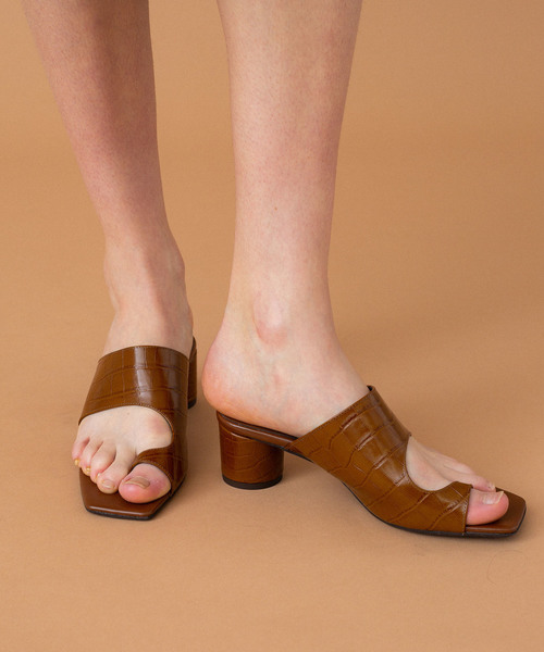 UNITED TOKYO（ユナイテッドトウキョウ）の「デザインスクエアートングサンダル（サンダル・レディース・ブラック/ブラウン・1/2）」の4枚目の写真