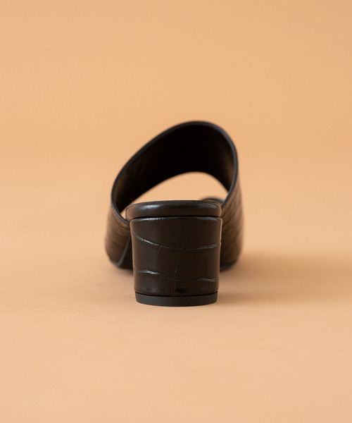 UNITED TOKYO（ユナイテッドトウキョウ）の「デザインスクエアートングサンダル（サンダル・レディース・ブラック/ブラウン・1/2）」の7枚目の写真