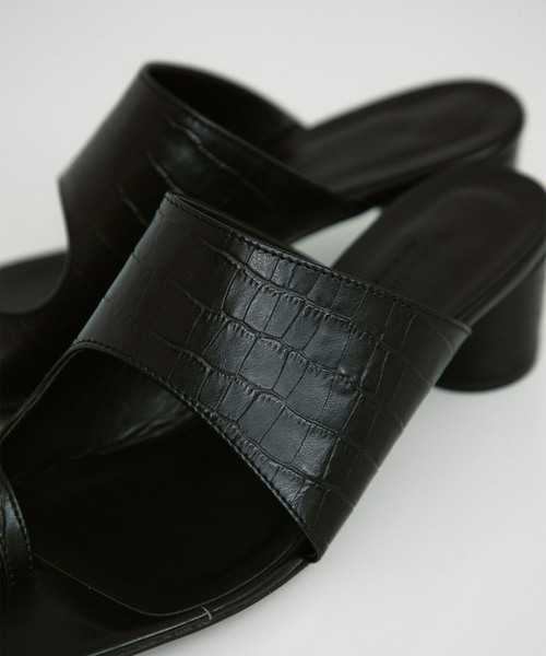 UNITED TOKYO（ユナイテッドトウキョウ）の「デザインスクエアートングサンダル（サンダル・レディース・ブラック/ブラウン・1/2）」の13枚目の写真