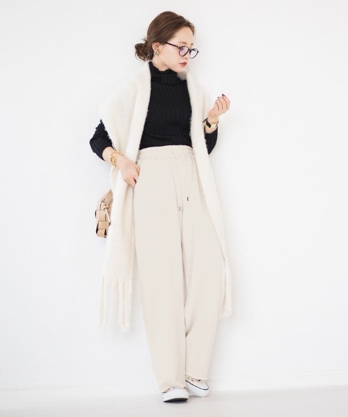 KOBE LETTUCE(コウベレタス)の「センタープレススウェットワイドパンツ(スウェットパンツ・レディース・チャコールグレー/ブラック/モカ/ホワイト系その他/ベージュ系その他/ブラック系その他/ホワイト系その他2/ブラウン/ホワイト系その他3/ブラック系その他2/ライトベージュ・S/M/M/L)」の3枚目の写真