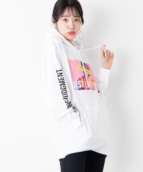 WEGO(ウィゴー)の「WEGO/ガールフォトビッグシルエットプルパーカー(パーカー・メンズ・ホワイト/ブラック/ベージュ/ピンク・SMALL/MEDIUM/LARGE)」の2枚目の写真