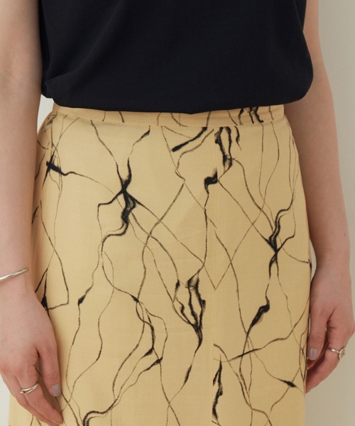 ADAM ET ROPE'（アダムエロペ）の「レーヨンプリントスカート（スカート・レディース・イエロー系その他・FREE）」の4枚目の写真