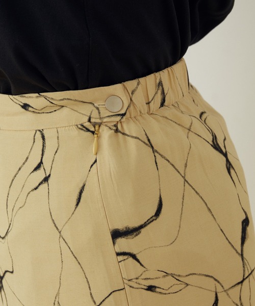 ADAM ET ROPE'（アダムエロペ）の「レーヨンプリントスカート（スカート・レディース・イエロー系その他・FREE）」の8枚目の写真