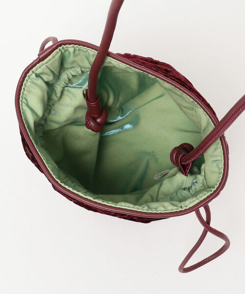 Ray BEAMS（レイビームス）の「CONTROL FREAK × Ray BEAMS / 別注 シアー ベロア 巾着 バッグ（ショルダーバッグ・レディース・ブラック/ワイン・ONE SIZE）」の18枚目の写真