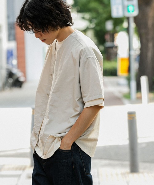 ITEMS URBANRESEARCH（アイテムズ アーバンリサーチ）の「ナイロンノーカラー半袖シャツ（シャツ/ブラウス・メンズ・ブラック/ベージュ/カーキ・MEDIUM/LARGE）」の2枚目の写真