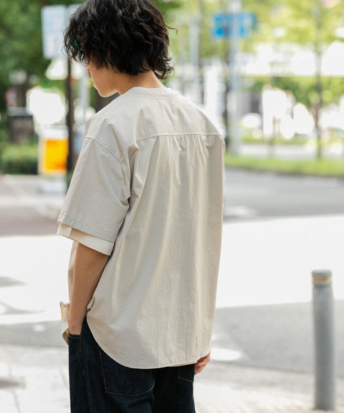 ITEMS URBANRESEARCH（アイテムズ アーバンリサーチ）の「ナイロンノーカラー半袖シャツ（シャツ/ブラウス・メンズ・ブラック/ベージュ/カーキ・MEDIUM/LARGE）」の5枚目の写真