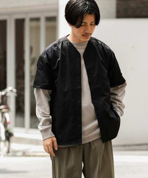 ITEMS URBANRESEARCH（アイテムズ アーバンリサーチ）の「ナイロンノーカラー半袖シャツ（シャツ/ブラウス・メンズ・ブラック/ベージュ/カーキ・MEDIUM/LARGE）」の11枚目の写真