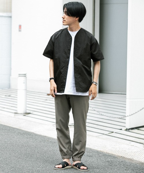 ITEMS URBANRESEARCH（アイテムズ アーバンリサーチ）の「ナイロンノーカラー半袖シャツ（シャツ/ブラウス・メンズ・ブラック/ベージュ/カーキ・MEDIUM/LARGE）」の15枚目の写真