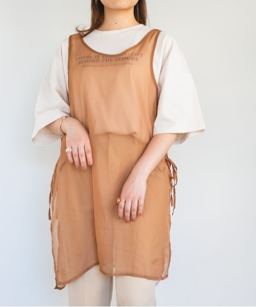 nemne store(ネンネストア)の「サイドリボンシアーベストワンピ(チュニック・レディース・オフホワイト/モカ・フリー)」の2枚目の写真