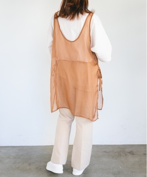 nemne store(ネンネストア)の「サイドリボンシアーベストワンピ(チュニック・レディース・オフホワイト/モカ・フリー)」の5枚目の写真