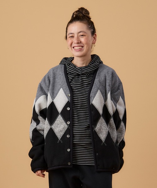 BURLAP OUTFITTER（バーラップアウトフィッター）の「ARGYLE FLEECE CARDIGAN / アーガイル フリースカーディガン（カーディガン/ボレロ・メンズ・グレー系その他2/ブラック/グレー系その他/ブラウン系その他/タン/ベージュ系その他/ブラック×グレー/ブラウン系その他2/ブラック系2/グレー系その他3/ブラウン系その他3・MEDIUM/X-LARGE/LARGE/SMALL）」の7枚目の写真
