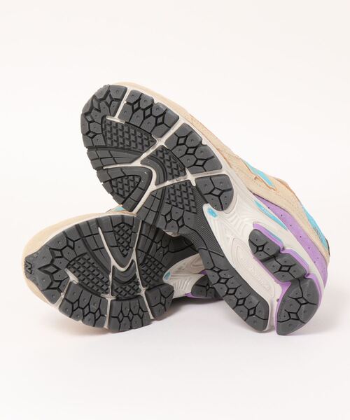 NEW BALANCE(ニューバランス)の「New Balance | M2002R MEN(スニーカー・メンズ・ベージュ系その他・8/10/9/8h/9h)」の2枚目の写真