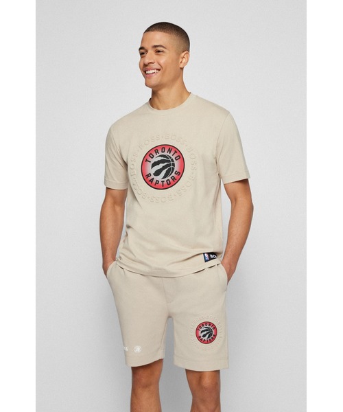 BOSS(ボス)の「【オンライン限定】BOSS & NBA デュアルロゴ リラックスフィットTシャツ(Tシャツ/カットソー・メンズ・ブラック/ブラック×レッド/ベージュ・S/L/XS/M/XL/XXL)」の3枚目の写真