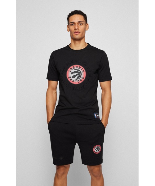 BOSS(ボス)の「【オンライン限定】BOSS & NBA デュアルロゴ リラックスフィットTシャツ(Tシャツ/カットソー・メンズ・ブラック/ブラック×レッド/ベージュ・S/L/XS/M/XL/XXL)」の1枚目の写真