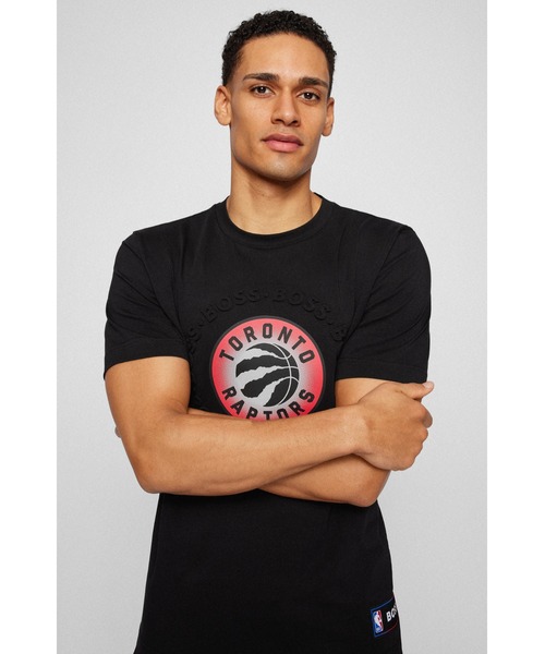 BOSS(ボス)の「【オンライン限定】BOSS & NBA デュアルロゴ リラックスフィットTシャツ(Tシャツ/カットソー・メンズ・ブラック/ブラック×レッド/ベージュ・S/L/XS/M/XL/XXL)」の5枚目の写真