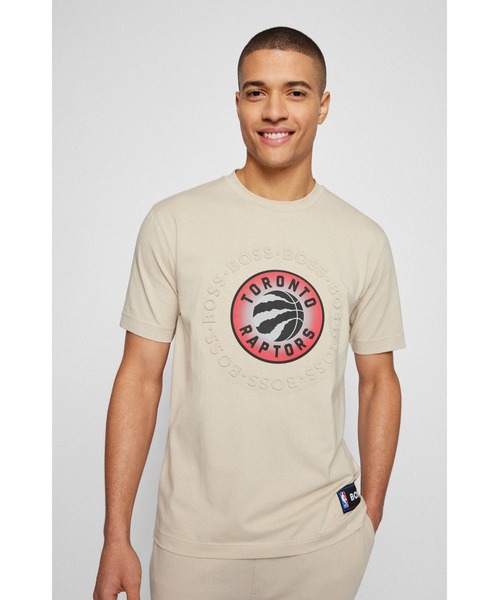 BOSS(ボス)の「【オンライン限定】BOSS & NBA デュアルロゴ リラックスフィットTシャツ(Tシャツ/カットソー・メンズ・ブラック/ブラック×レッド/ベージュ・S/L/XS/M/XL/XXL)」の9枚目の写真