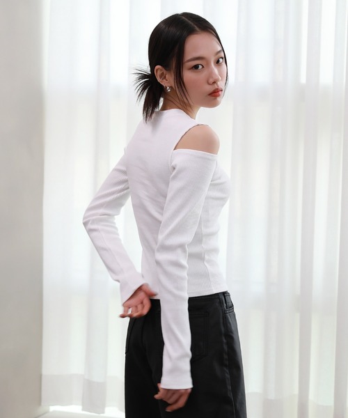 by muni:r(バイ ムニール)の「肩スリットリブTシャツ(Tシャツ/カットソー・レディース・ホワイト/ブラック/オリーブ・FREE)」の2枚目の写真