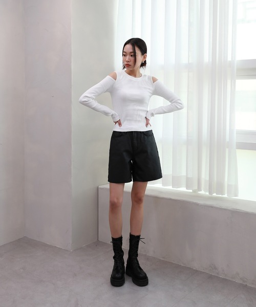 by muni:r(バイ ムニール)の「肩スリットリブTシャツ(Tシャツ/カットソー・レディース・ホワイト/ブラック/オリーブ・FREE)」の6枚目の写真