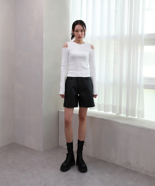 by muni:r(バイ ムニール)の「肩スリットリブTシャツ(Tシャツ/カットソー・レディース・ホワイト/ブラック/オリーブ・FREE)」の9枚目の写真