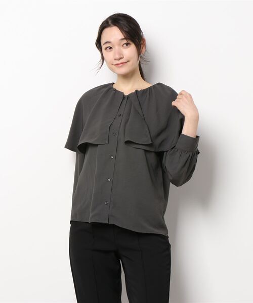 Te chichi TERRASSE（テチチテラス）の「ケープカラーブラウス（シャツ/ブラウス・レディース・ベージュ/ピンク/チャコール・ﾌﾘ-）」の2枚目の写真