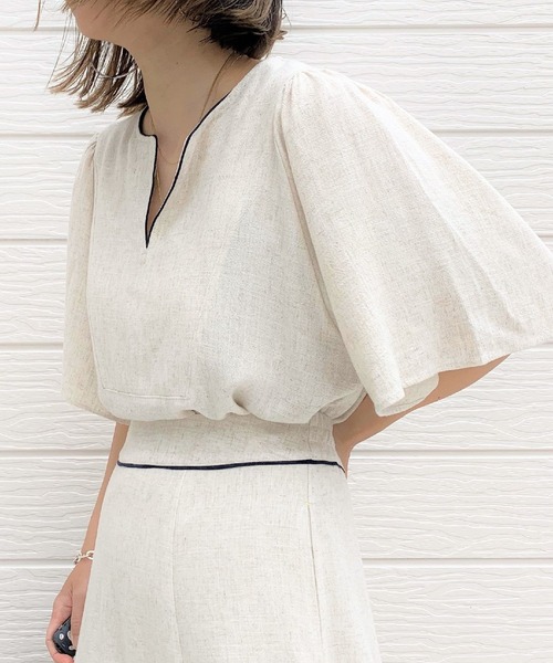 Q（キュー）の「リネンタッチパイピングキーネックブラウス（シャツ/ブラウス・レディース・アイボリー/テラコッタ・MEDIUM）」の2枚目の写真